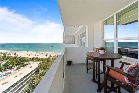 Condo in Miami Beach, Florida, 1 bedroom  № 1939528 - photo 1