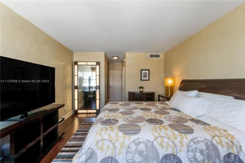Condo in Miami Beach, Florida, 1 bedroom  № 1939528 - photo 16