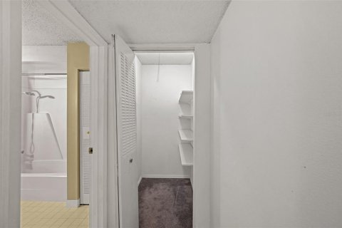 Condo in Gainesville, Florida, 1 bedroom № 2108335 - photo 14