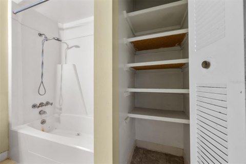 Condo in Gainesville, Florida, 1 bedroom № 2108335 - photo 17