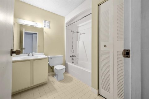 Condo in Gainesville, Florida, 1 bedroom № 2108335 - photo 16