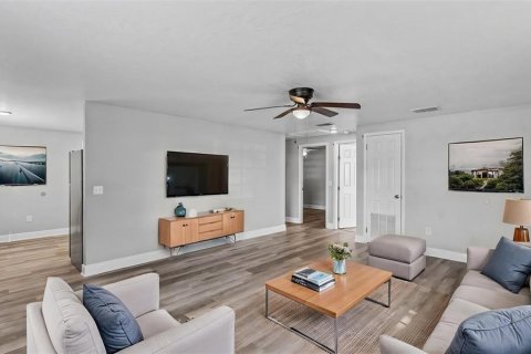 Immobilier commercial à vendre à Plant City, Floride: 4 chambres, 155.52 m2 № 2405741 - photo 2