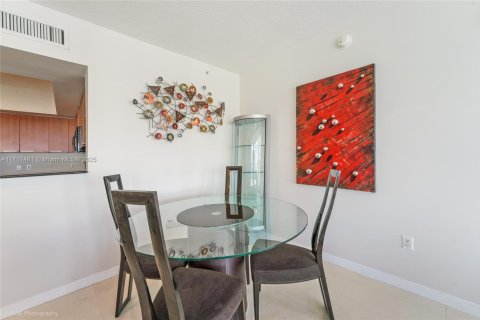 Condo in Sunny Isles Beach, Florida, 2 bedrooms  № 1864912 - photo 8