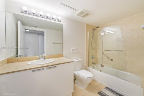 Condo in Sunny Isles Beach, Florida, 2 bedrooms  № 1864912 - photo 15