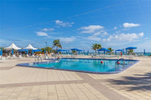 Copropriété à vendre à Hallandale Beach, Floride: 2 chambres, 121.89 m2 № 1860640 - photo 14