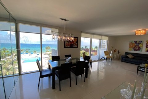 Copropriété à vendre à Hallandale Beach, Floride: 2 chambres, 121.89 m2 № 1860640 - photo 1