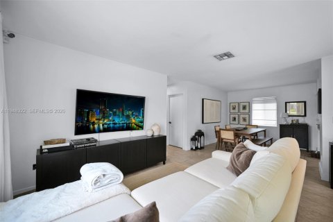 Снять в аренду таунхаус в Катлер-Бей, Флорида 3 спальни, 111.39м2, № 2004475 - фото 6