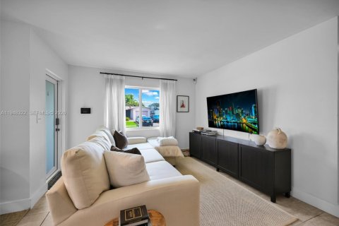 Снять в аренду таунхаус в Катлер-Бей, Флорида 3 спальни, 111.39м2, № 2004475 - фото 3