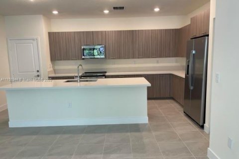 Townhouse in URBANA in Doral, Florida 3 bedrooms, 149.57 sq.m. № 1874477 - photo 2
