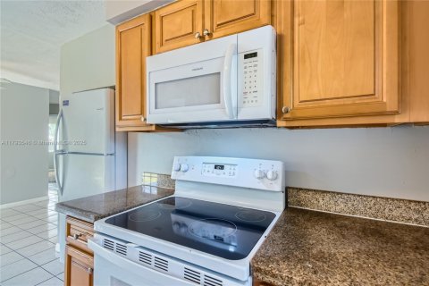 Villa ou maison à vendre à Hollywood, Floride: 4 chambres, 138.05 m2 № 1665569 - photo 9