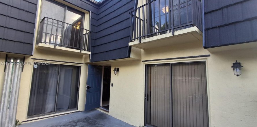 Adosado en Palm Springs, Florida 3 dormitorios, 159.98 m2 № 2001930