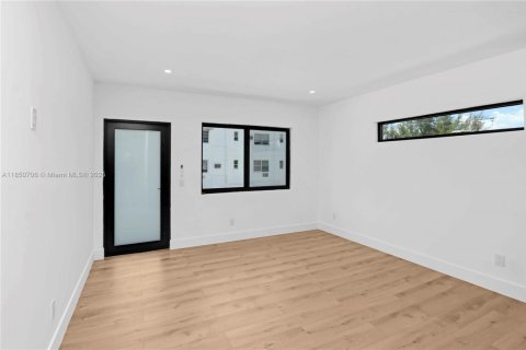 Propiedad comercial en venta en Miami Beach, Florida № 1856892 - foto 25