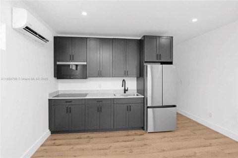 Propiedad comercial en venta en Miami Beach, Florida № 1856892 - foto 24