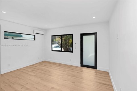 Propiedad comercial en venta en Miami Beach, Florida № 1856892 - foto 16