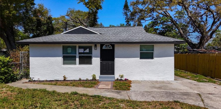 House in Saint Petersburg, Florida 3 bedrooms, 94.02 sq.m. № 1574189