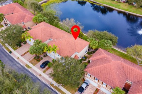 Townhouse in Greenacres, Florida 3 bedrooms, 162.39 sq.m. № 2045073 - photo 25