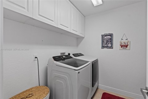 Townhouse in Greenacres, Florida 3 bedrooms, 162.39 sq.m. № 2045073 - photo 24