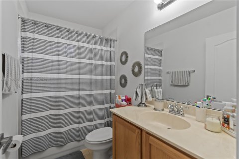 Townhouse in Greenacres, Florida 3 bedrooms, 162.39 sq.m. № 2045073 - photo 21