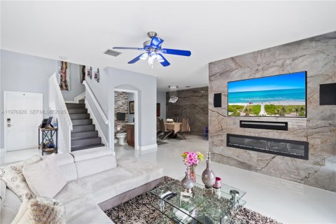 Townhouse in Greenacres, Florida 3 bedrooms, 162.39 sq.m. № 2045073 - photo 5