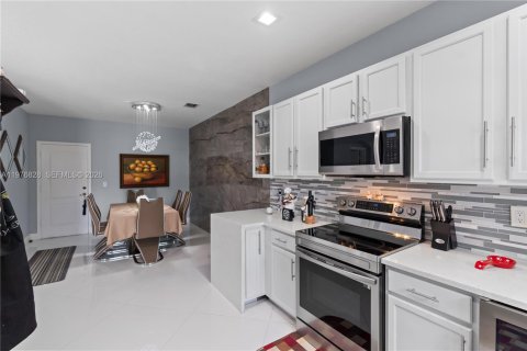 Townhouse in Greenacres, Florida 3 bedrooms, 162.39 sq.m. № 2045073 - photo 7