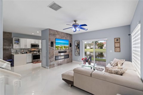 Townhouse in Greenacres, Florida 3 bedrooms, 162.39 sq.m. № 2045073