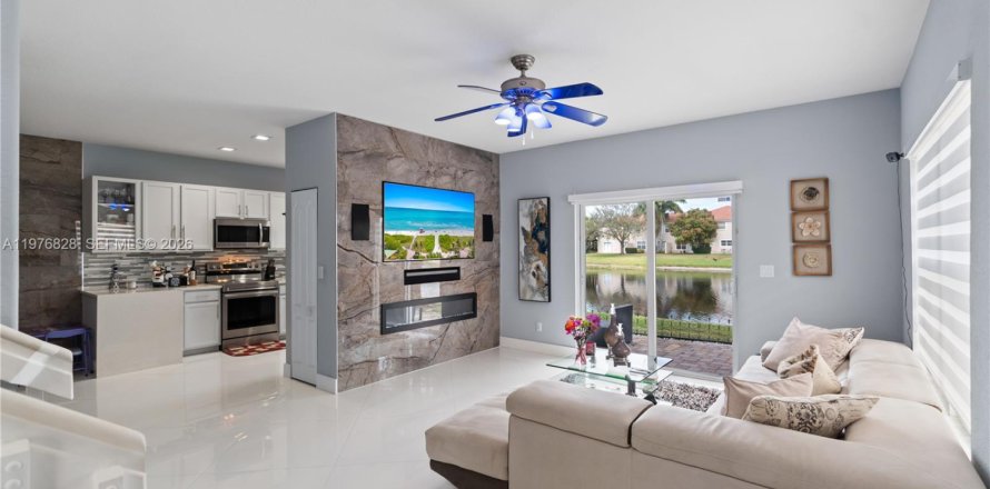 Townhouse in Greenacres, Florida 3 bedrooms, 162.39 sq.m. № 2045073