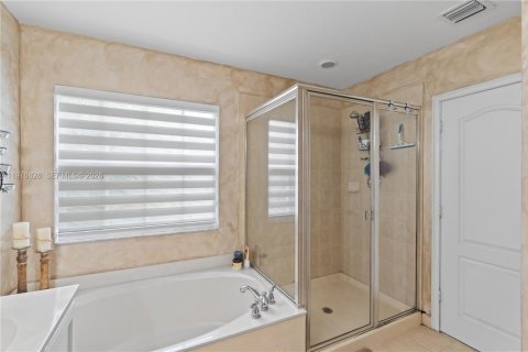 Townhouse in Greenacres, Florida 3 bedrooms, 162.39 sq.m. № 2045073 - photo 16