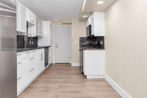 Condominio en venta en Hallandale Beach, Florida, 2 dormitorios, 133.78 m2 № 1756400 - foto 16
