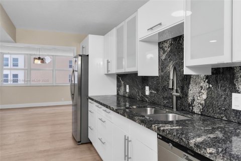 Condominio en venta en Hallandale Beach, Florida, 2 dormitorios, 133.78 m2 № 1756400 - foto 21