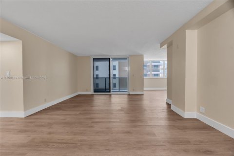 Condominio en venta en Hallandale Beach, Florida, 2 dormitorios, 133.78 m2 № 1756400 - foto 8