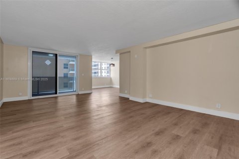 Condominio en venta en Hallandale Beach, Florida, 2 dormitorios, 133.78 m2 № 1756400 - foto 9