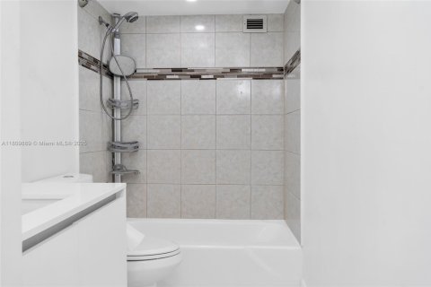 Condominio en venta en Hallandale Beach, Florida, 2 dormitorios, 133.78 m2 № 1756400 - foto 26
