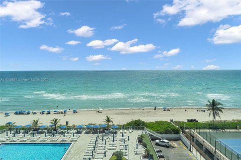 Condominio en venta en Hallandale Beach, Florida, 2 dormitorios, 133.78 m2 № 1756400 - foto 2