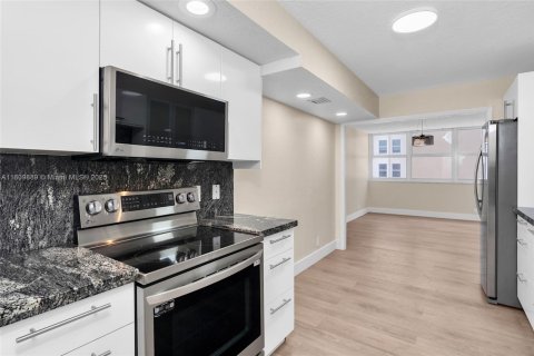 Condominio en venta en Hallandale Beach, Florida, 2 dormitorios, 133.78 m2 № 1756400 - foto 22