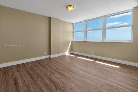 Condominio en venta en Hallandale Beach, Florida, 2 dormitorios, 133.78 m2 № 1756400 - foto 28
