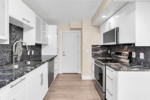 Condominio en venta en Hallandale Beach, Florida, 2 dormitorios, 133.78 m2 № 1756400 - foto 17
