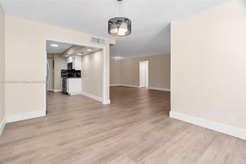 Condominio en venta en Hallandale Beach, Florida, 2 dormitorios, 133.78 m2 № 1756400 - foto 14