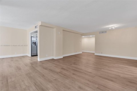 Condominio en venta en Hallandale Beach, Florida, 2 dormitorios, 133.78 m2 № 1756400 - foto 11