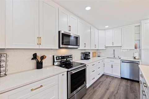 Condo in Saint Pete Beach, Florida, 3 bedrooms  № 2384243 - photo 16