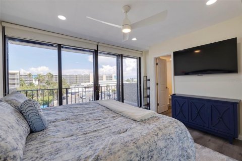 Condo in Saint Pete Beach, Florida, 3 bedrooms  № 2384243 - photo 27
