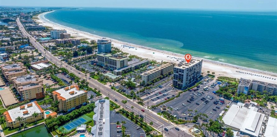 Condo in Saint Pete Beach, Florida, 3 bedrooms  № 2384243
