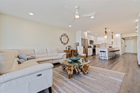 Condo in Saint Pete Beach, Florida, 3 bedrooms  № 2384243 - photo 21