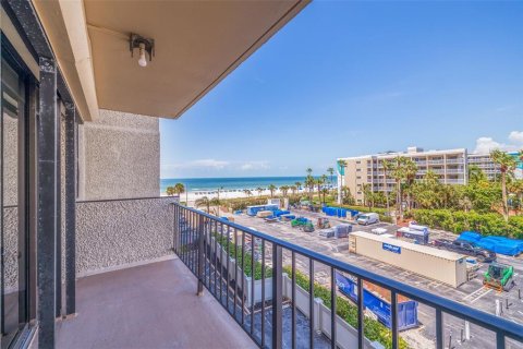 Condo in Saint Pete Beach, Florida, 3 bedrooms  № 2384243 - photo 30