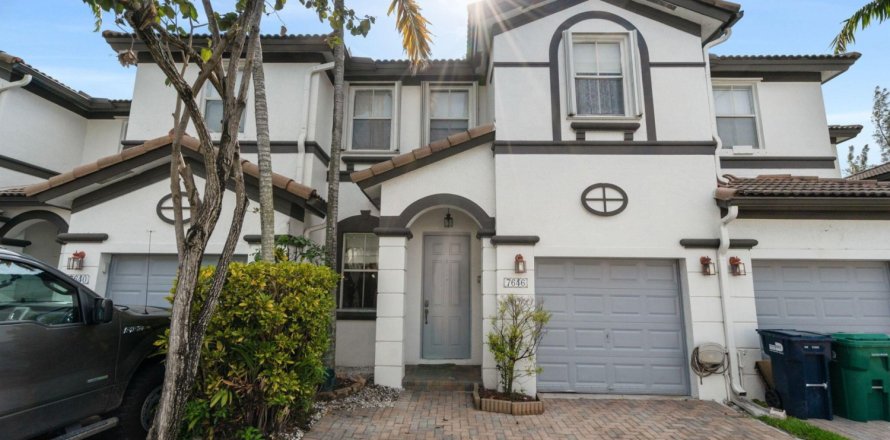 Adosado en Doral, Florida 4 dormitorios, 175.96 m2 № 1136589