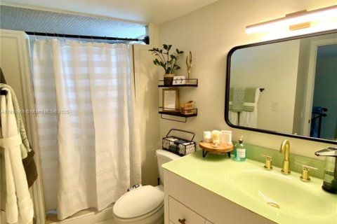 Condominio en alquiler en Miami, Florida, 2 dormitorios, 94.02 m2 № 1950278 - foto 4