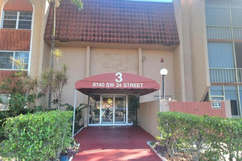 Condominio en venta en North Lauderdale, Florida, 2 dormitorios, 107.77 m2 № 2146611 - foto 2
