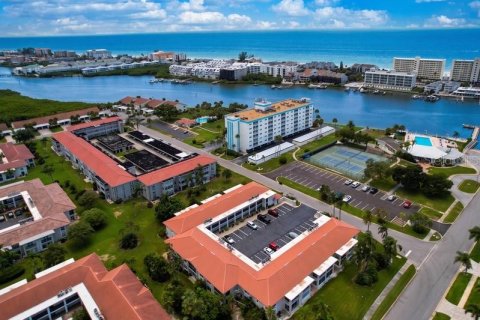 Condo in Largo, Florida, 2 bedrooms  № 2317427