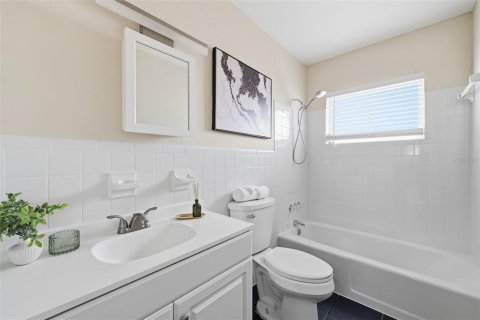 House in Tampa, Florida 3 bedrooms, 160.16 sq.m. № 2196188 - photo 29