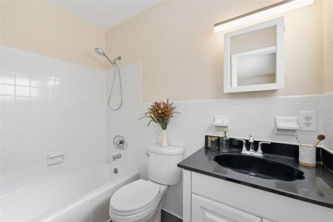 House in Tampa, Florida 3 bedrooms, 160.16 sq.m. № 2196188 - photo 12