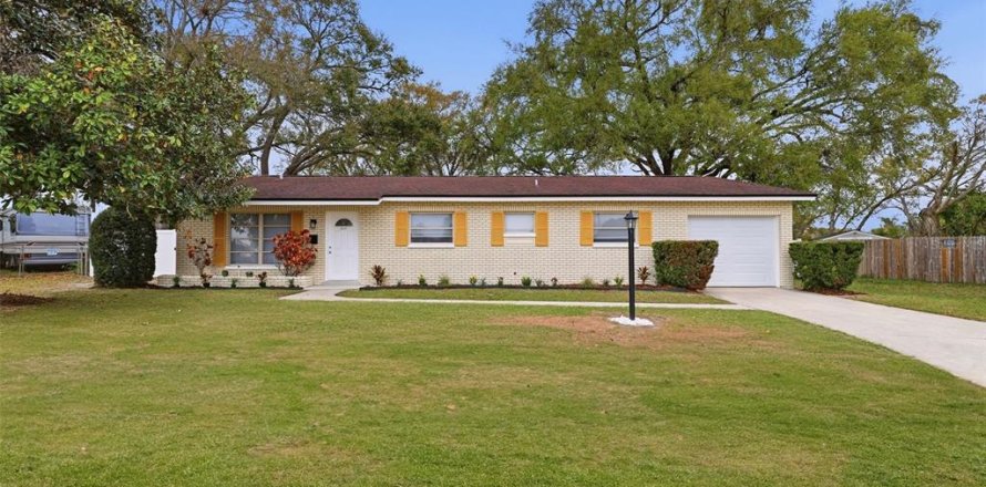 House in Tampa, Florida 3 bedrooms, 160.16 sq.m. № 2196188